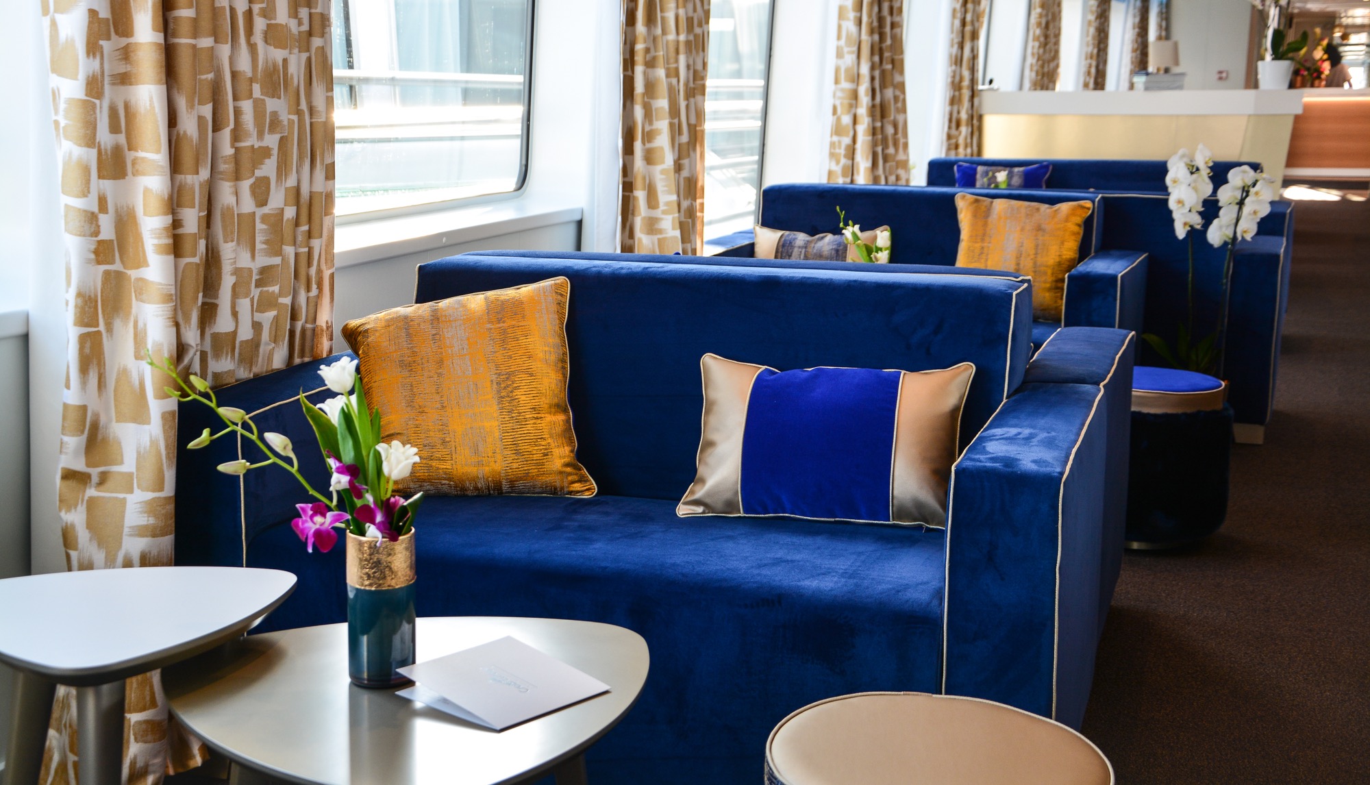 CroisiEurope MS Symphonie Lounge Bar 4.jpg